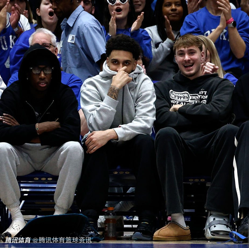 弗拉格穿着保护靴观看杜克大学比赛 独行侠方面认为其伤势不严重