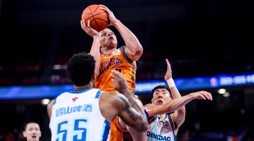 联盟第一七连胜！洛夫顿18+7+5大白边11+15上海险胜青岛 主场14战保持全胜