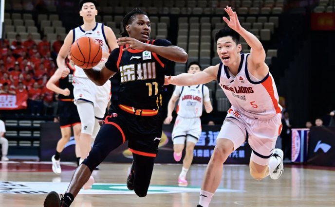 罚球准绝杀！史密斯36+5+5深圳1分险胜广州 威金顿反绝杀失败