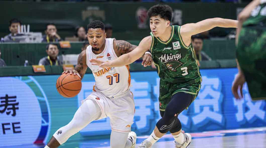 皮特森42+7+7福建大胜南京 郭昊文、赵柏清内讧！两人仅出战1分钟