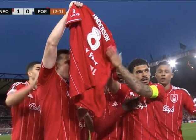 森林中场安德森因母亲离世缺战欧联杯，队友进球后暖心致敬