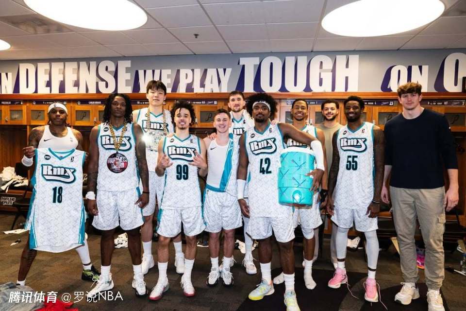 杨瀚森再次参加混音大合影！表现出色挂上奖牌 站位也发生变化了