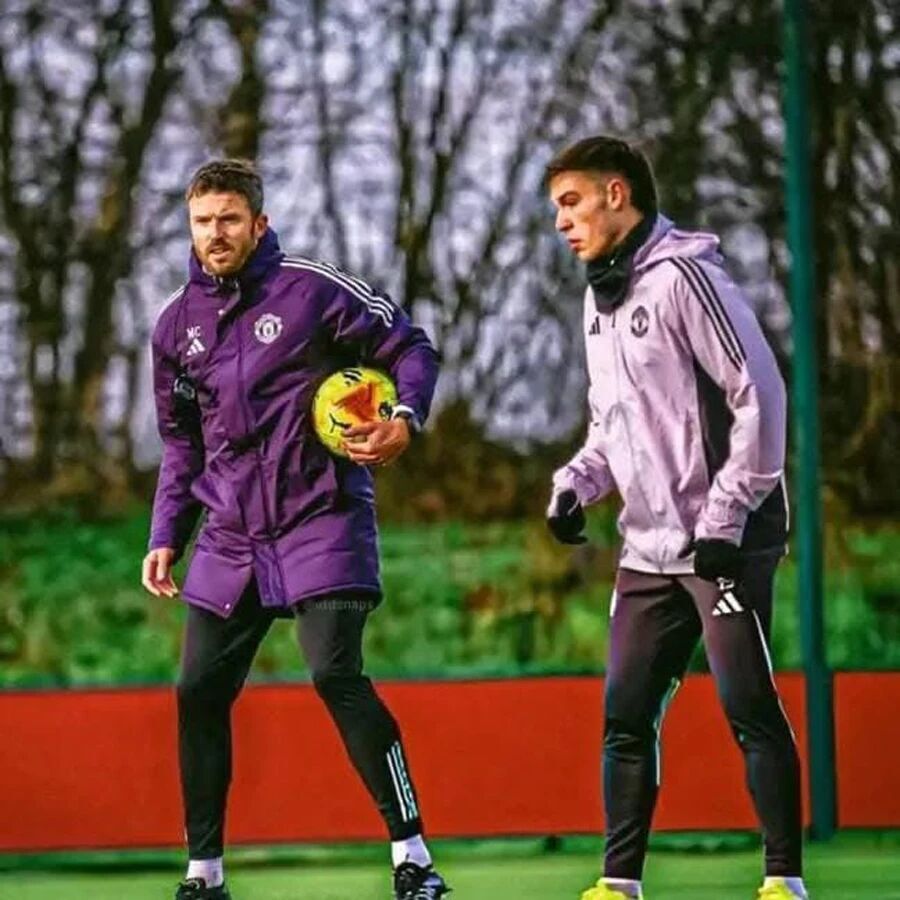 曼联今夏愿3000万卖乌加特！拉爵因他改变转会策略，夏窗清洗名单已有6人