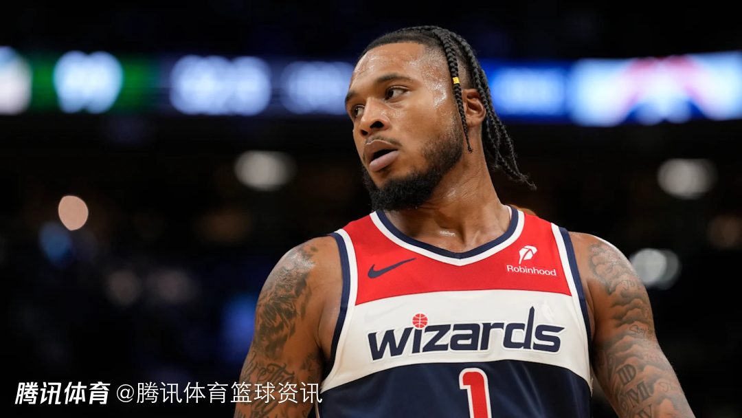 无限期缺阵仍暖心！惠特莫尔晒与女友合照：永远爱你 新年快乐