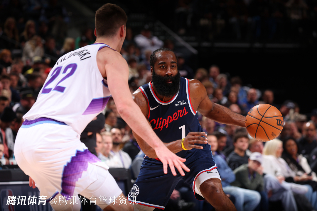 哈登：小范甘迪一直在帮我提升防守 他会把心得写在便签扔进我的储物柜