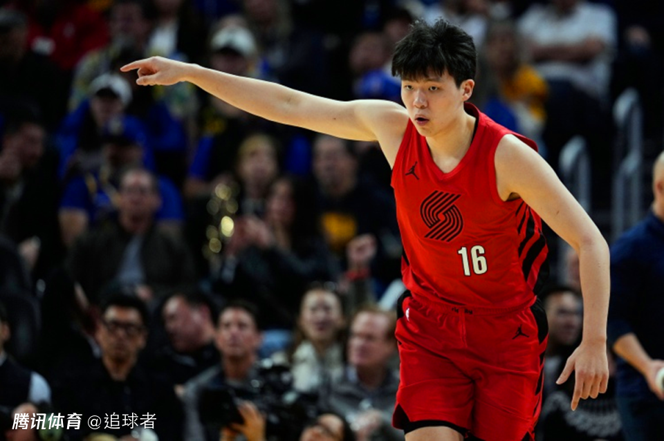 杨瀚森6+4遭针对一幕：被对手抱摔放倒却吃T 现场球迷狂嘘裁判