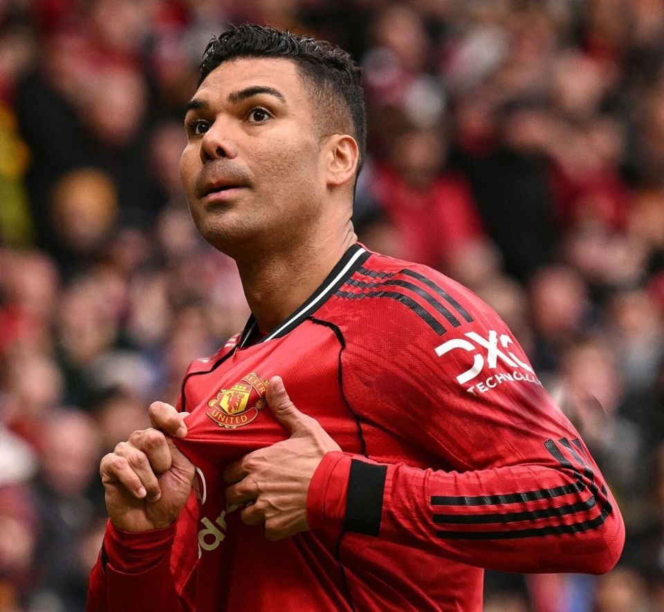 曼联主场7万人高呼卡塞米罗再踢一年！表现越好越难留队，拉爵无情吸取萨拉赫教训