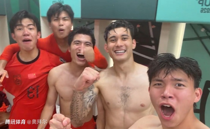 U23国足更衣室狂欢！王钰栋激情怒吼，球迷热议：谁说国足无腹肌