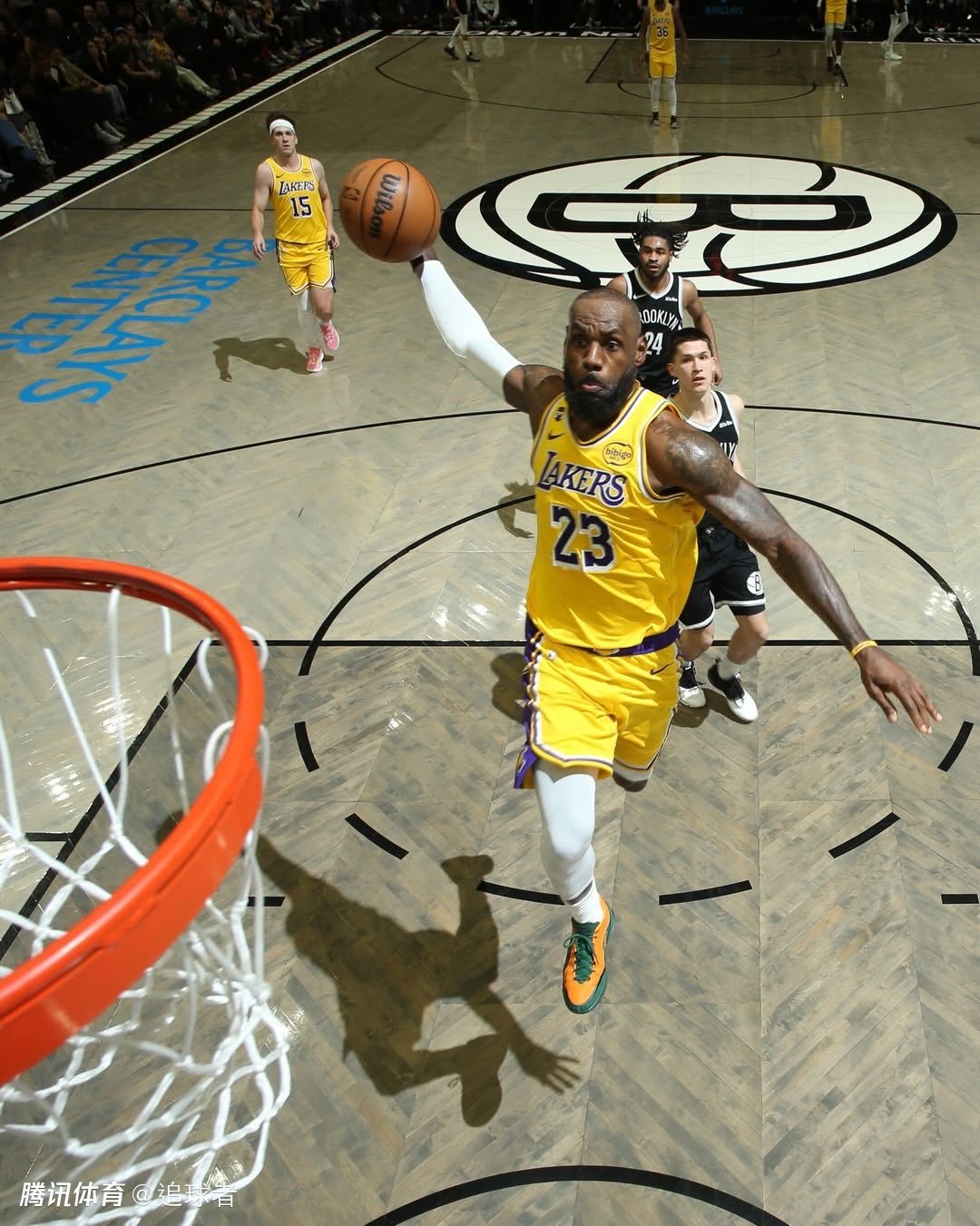 41岁詹皇晒逆天暴扣！今夏决定引关注 曝哈登米切尔将招募其回骑士