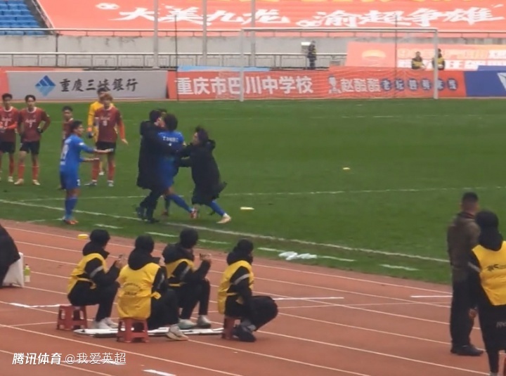 丑闻？渝超主裁吹掉绝平球后，遭球员围堵+暴怒追打！安保护送下逃离