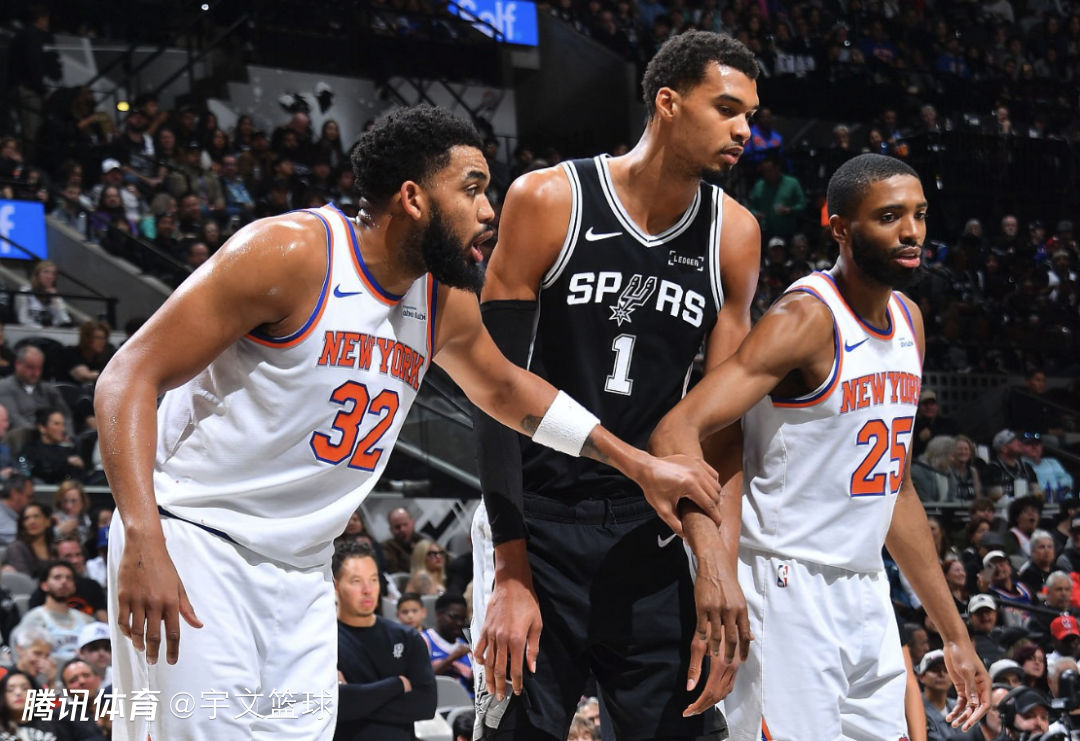 文班亚马复仇尼克斯！12中10轰31+13提前伤退 重返替补席一脸沮丧