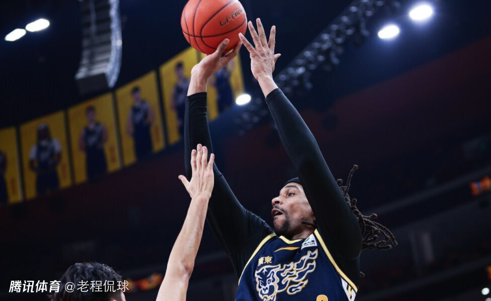 广东外援萨林杰惨败夜7中2 本赛季战强敌他全部低迷