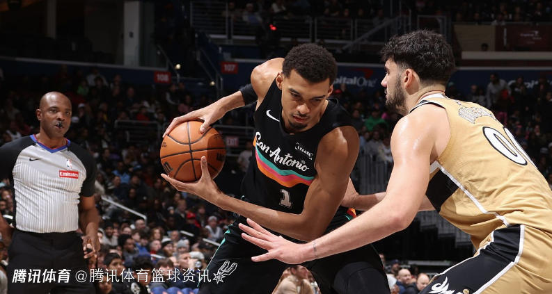 误伤！文班亚马跳球后肘子打到裁判 后者捂脑袋继续吹罚比赛