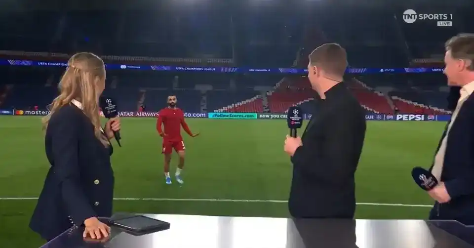 萨拉赫赛后拒绝采访，与杰拉德、麦克马纳曼握手后走回更衣室