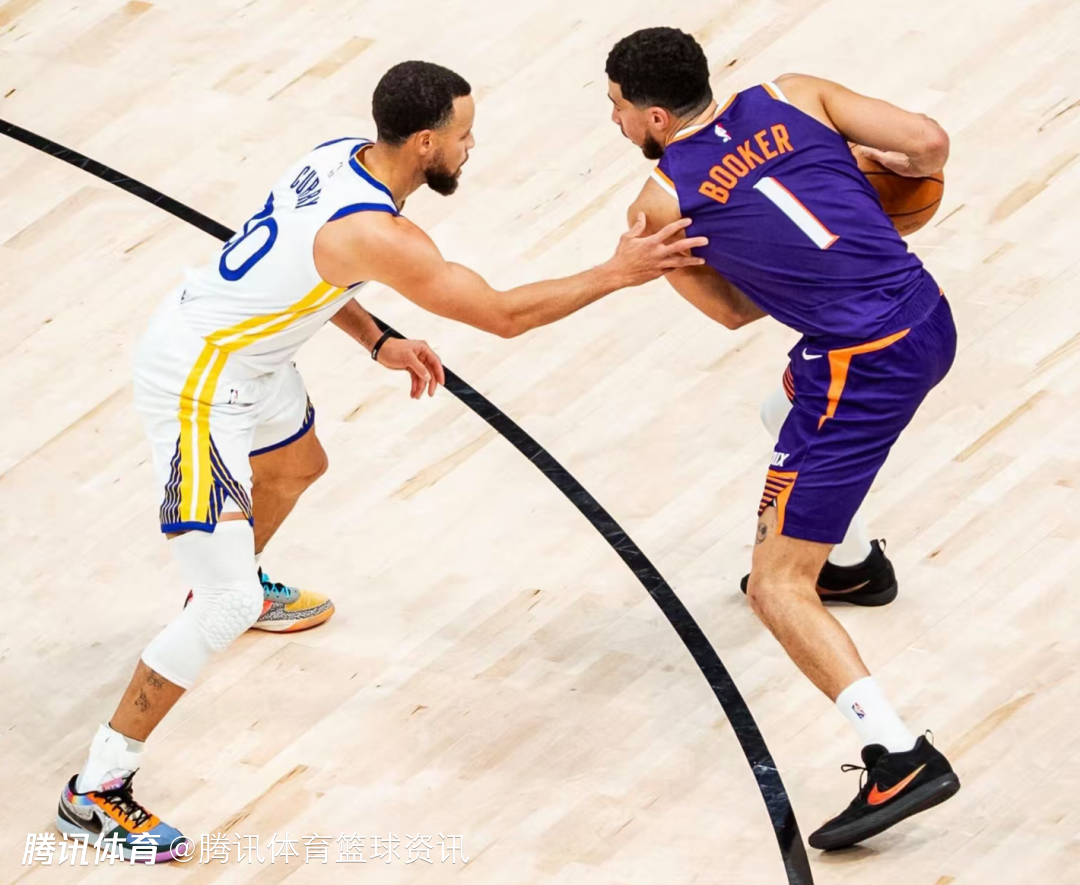 布克回应库里上脚个人签名鞋：他在试穿各家球鞋 我把最火配色全部寄给他了