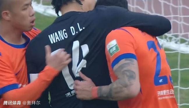 阿尔瓦罗首秀满堂彩！两次封堵必进球，王大雷拥抱，媒体人狂赞