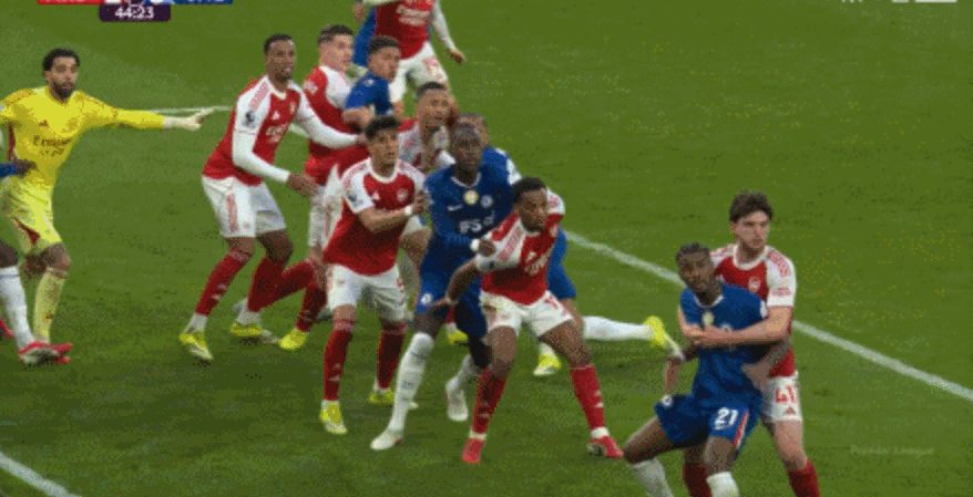 争议！赖斯手肘击球未判点 英超官方：VAR确认争抢中无手球犯规