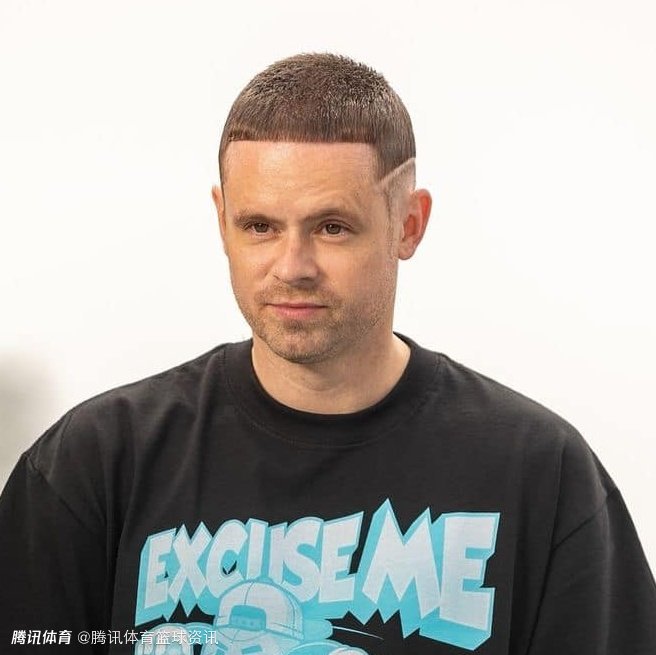 街球手“教授”：布朗尼放90年代进不了NBA 现役最配“教授”称号球员是库里