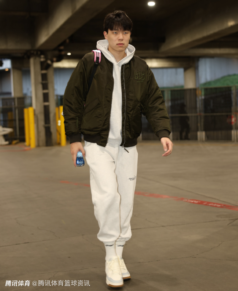 异国过节也甜蜜！杨瀚森更新社媒送圣诞祝福 C位配自己和女友合照