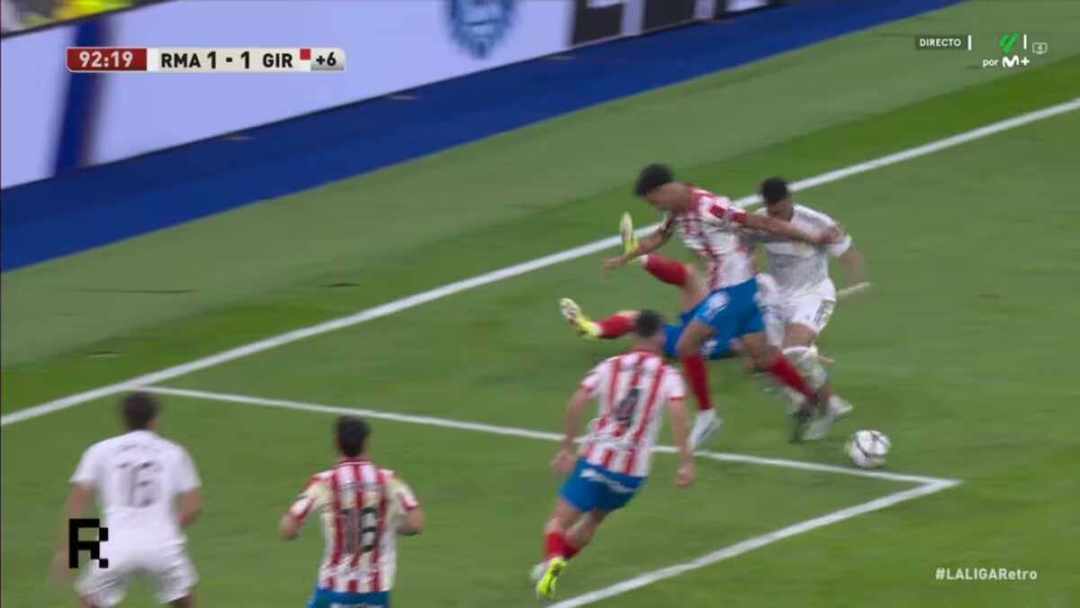 裁判专家意见不一：一个说姆巴佩该获点球，另一个说他太夸张