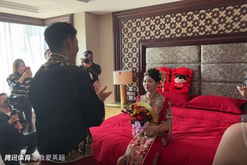 25岁国足主力大婚！新娘气质出众，申花众队友出席，81岁徐根宝致辞