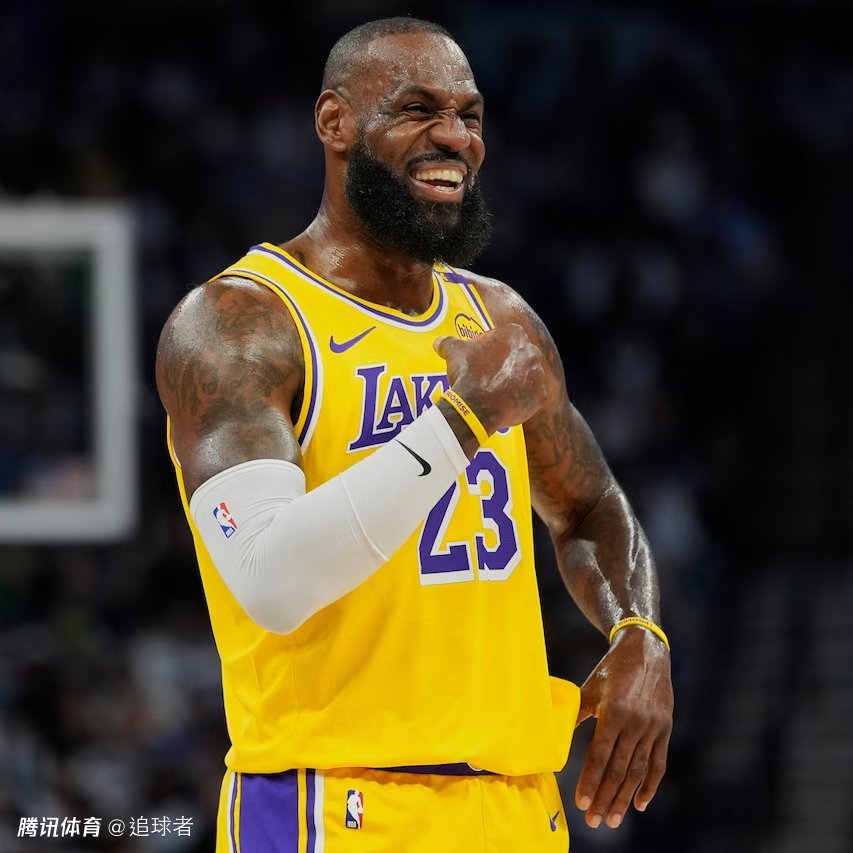 开场空接暴扣！詹姆斯首次身穿纪念臂章战袍：9分钟轰10分进攻太猛