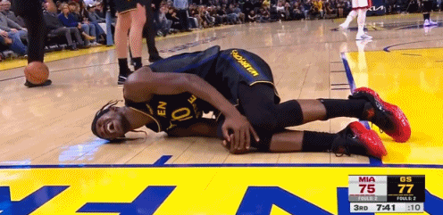 受伤细节！希尔德让巴特勒赶紧起来 后者怒怼其闭嘴：我的膝盖