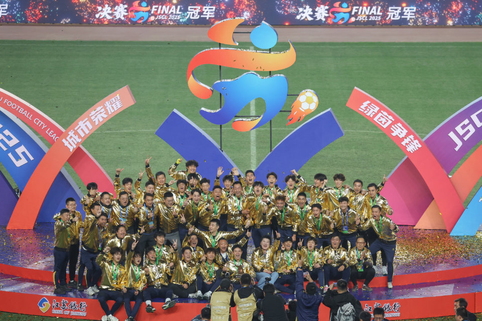 苏超“升级” ，职业球员+“大牌”教练备受瞩目