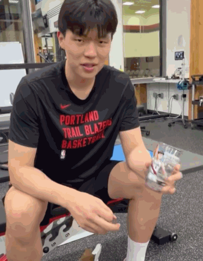 完美！杨瀚森为活动玻璃杯签名：希望有幸运球迷能拿到这个