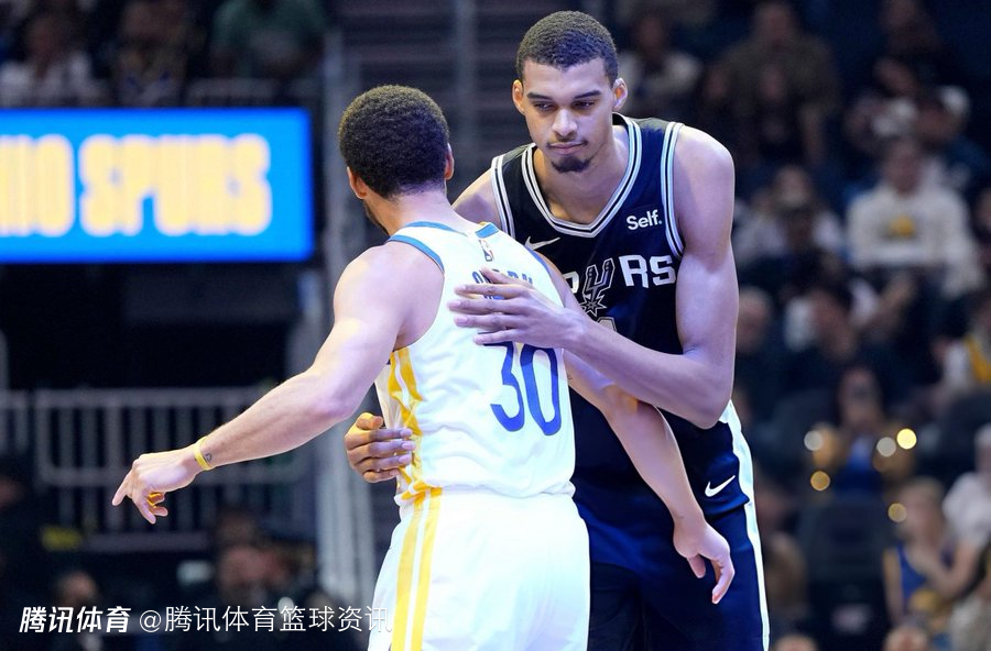 库里：文班有些特质与生俱来甚至难以理解 比赛态度方式也极具感染力