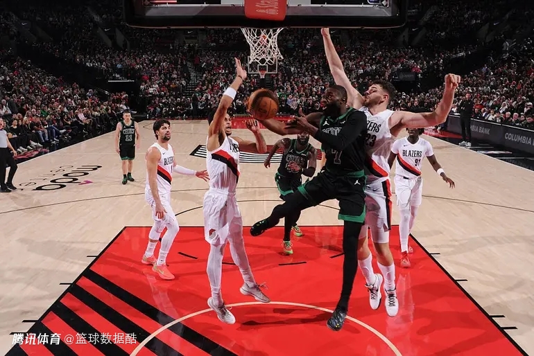 布朗谈连续9场得分30+平伯德：本该赢球 对比赛末段执行力很恼火