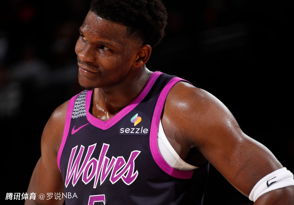 NBA官宣罚单：爱德华兹用力把球扔向观众席 被罚款25000美元