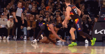 格雷森-阿伦和阿奴诺比拼抢球权被后者撞到 疑似鼻子骨折