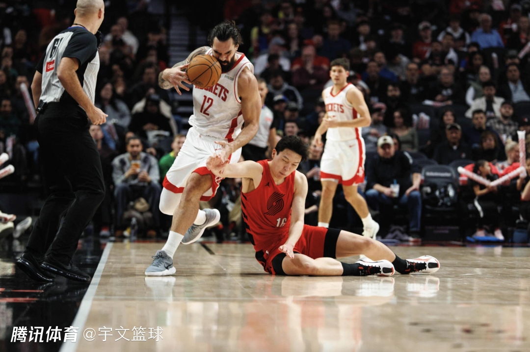 杨瀚森登场13分11秒！5中1得2分1板1助2犯 积极救球遭亚当斯压头