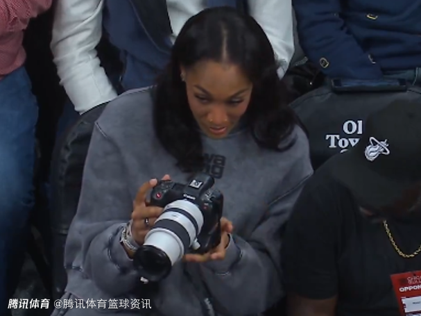 化身摄影师！阿贾-威尔逊现场观战热火 专为男友阿德巴约拍照？