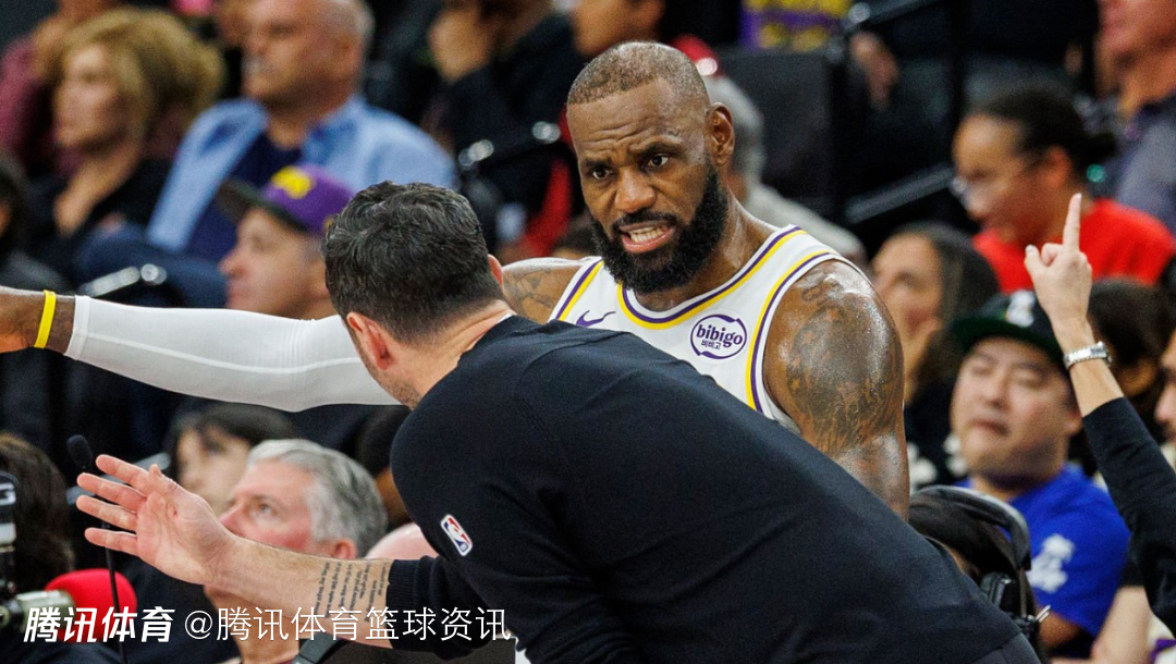 韦德：詹姆斯正玩着高尔夫模拟器 他根本没把雷迪克批评湖人这事放在心上