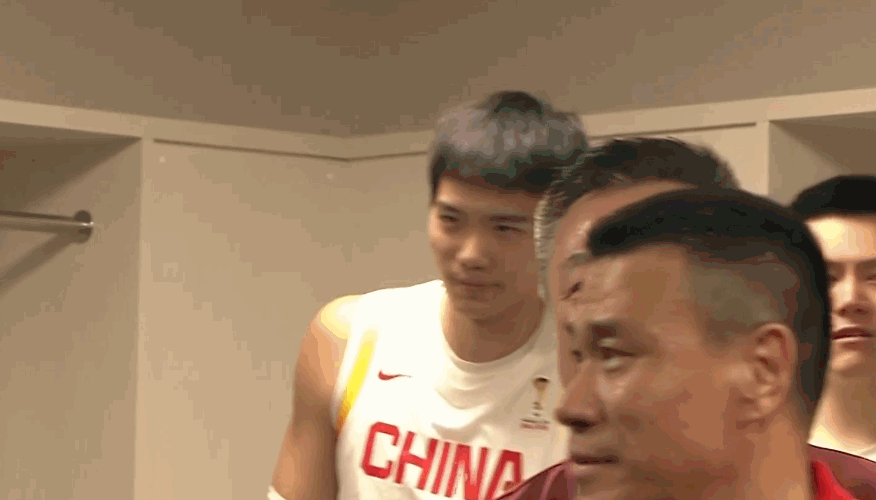 15分逆转好开心！中国男篮赛后疯狂庆祝 多人在更衣室内喊NB