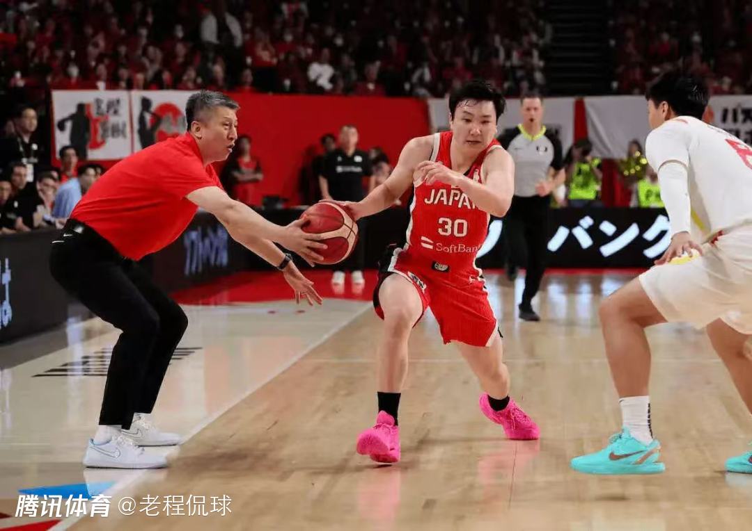 郭士强抢断日本男篮球员不是P图 争议裁判吹罚都懵了