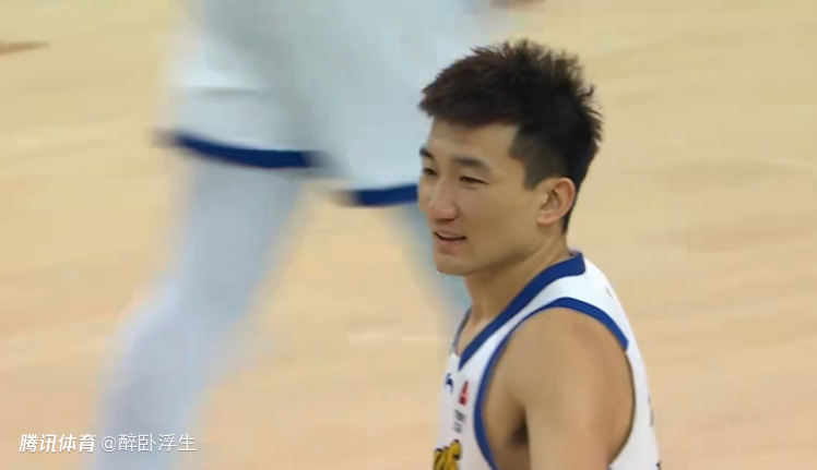 广厦遭打击：孙铭徽崴脚痛苦倒地 无法行走被背回更衣室