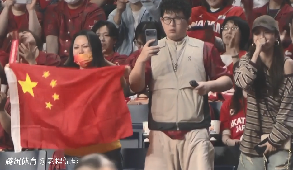 妻子现场观战为赵继伟加油 中国男篮取胜她喜极而泣