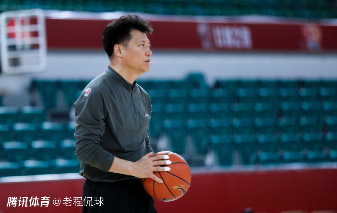 新疆男篮代理主教练姜正秀是何人？当年执教青岛队不想引进麦迪