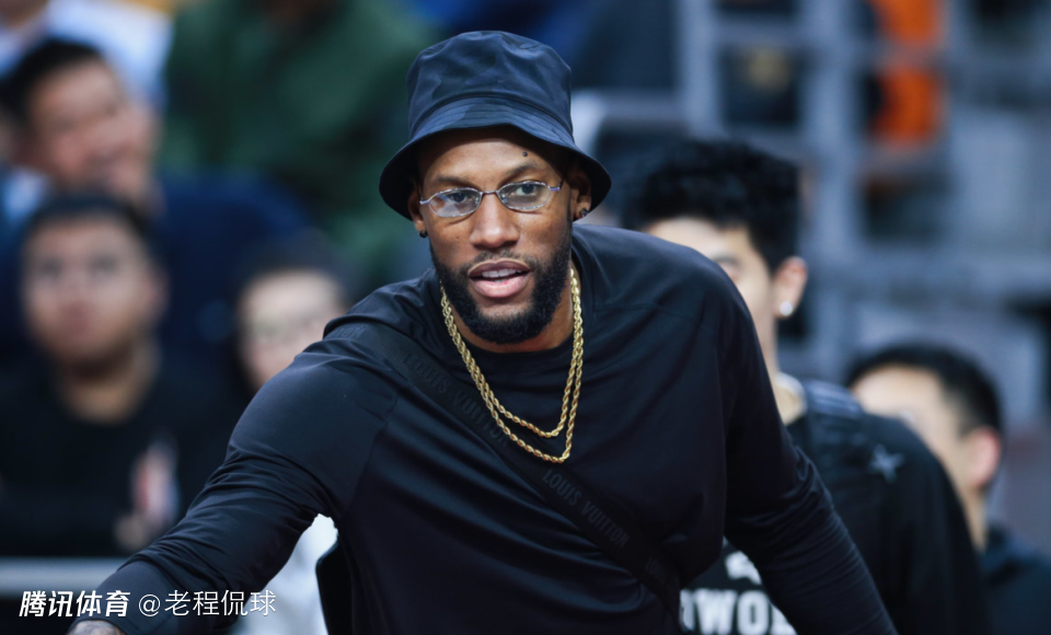 德比战威姆斯为何坐深圳一侧？原因是广东队没人给他球票