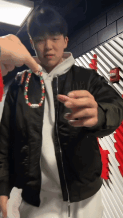 又有进步了！杨瀚森英文感谢粉丝节日礼物：我会把它珍藏起来