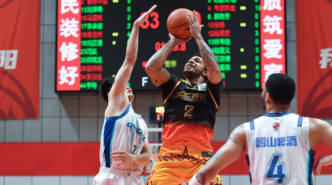 CBA：韦瑟斯庞23+7送5断青岛客场取胜 米奇王睿泽联手抢眼