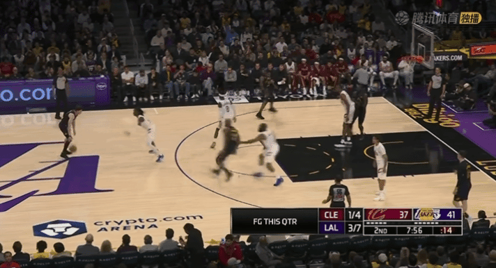 骗到所有人！詹姆斯假传布朗尼 助攻艾顿双手重扣