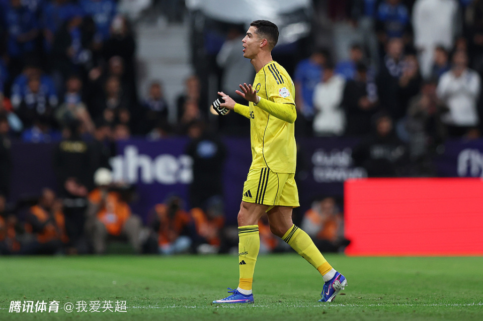 40岁C罗苦笑划手指：榜首战遭逆转！3连败+落后7分，连场被门将坑惨