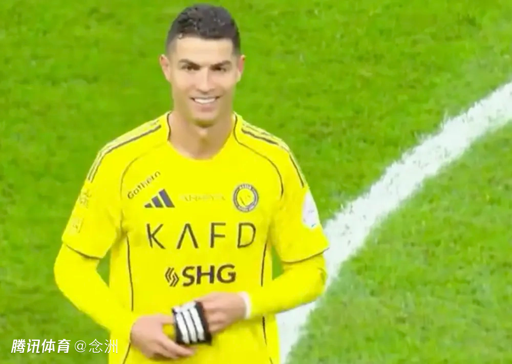 2万名同城死敌高喊梅西！40岁C罗被提前换下 苦笑离场+连续摇头