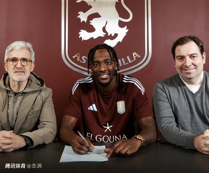 足坛一夜动态：英超第3官宣新援！曼联阿森纳爆发冲突 C罗怒斥后卫