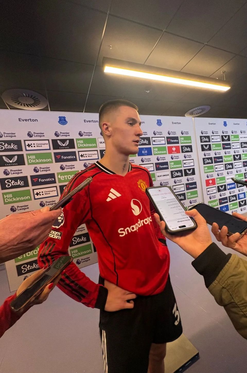 谢什科首谈至今无缘为卡里克先发！自曝曼联特训细节，功臣并非贝巴