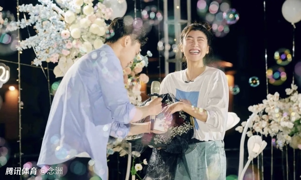 国足沾沾喜气？冷知识：徐梦桃与王心迪的证婚人是中国足协主席宋凯